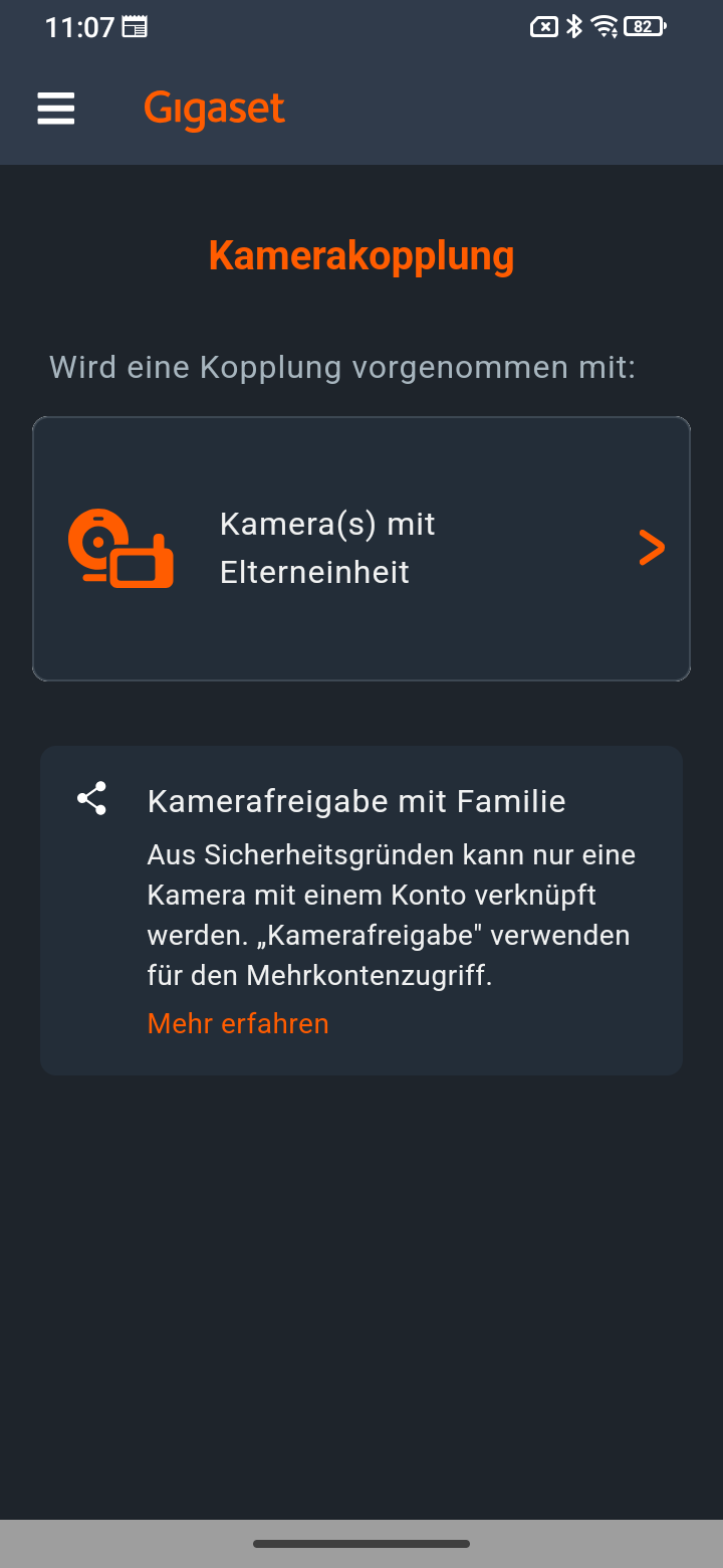 Bildschirmansicht der Baby App die das Anmelden einer Kamera und die Kamerafreigabe für die Familie zeigt.