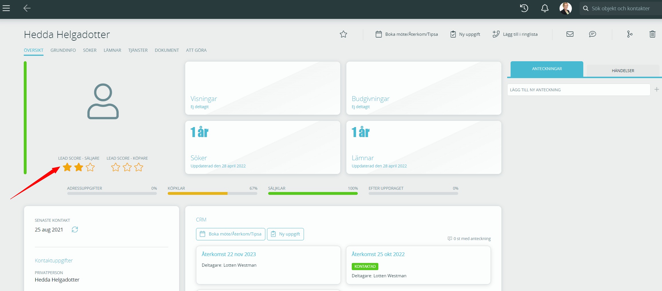 Bildtext: Gränssnittsvy över kontaktkortet med en pil som pekar på antalet sjtärnor för Lead score - Säljare.