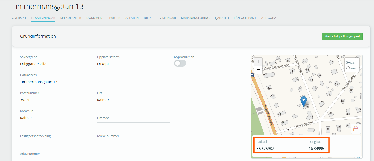 Bildtext: Gränssnittsvy över fliken Beskrivningar och kartan. En markering visar var du ser latitud och longitud.