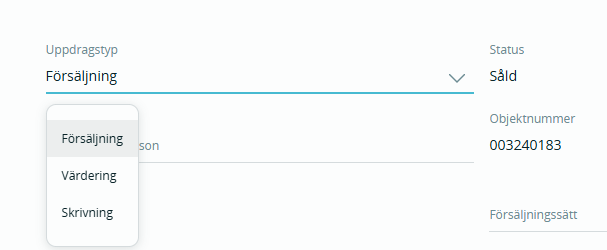Bildtext: Gränssnittsvy över fliken Uppdrag på objektet och alternativen för uppdragstyp och status på en försäljning