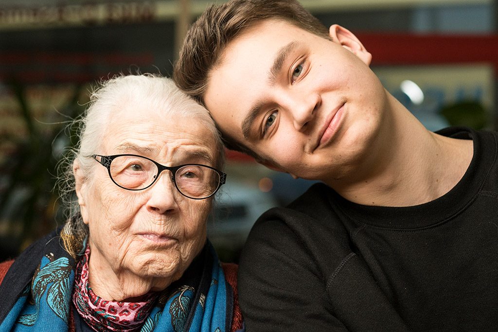 Nainen ja nuori mies päät vastakkain.