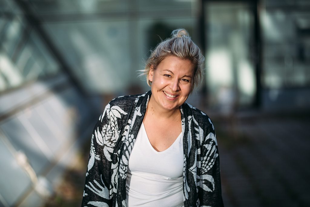 Ikäihmisen yksinäisyys helpottuu toisen ihmisen kanssa. Seniori-Vamos etsii syrjään jääneitä ikäihmisiä ja yhdistää vapaaehtoisen kanssa.