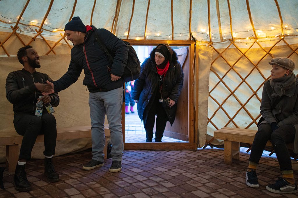 Ihmisiä saapuu jurttaan keskustelemassan helmikuun 2019 Rauhanpaikka-dialogeihin.
