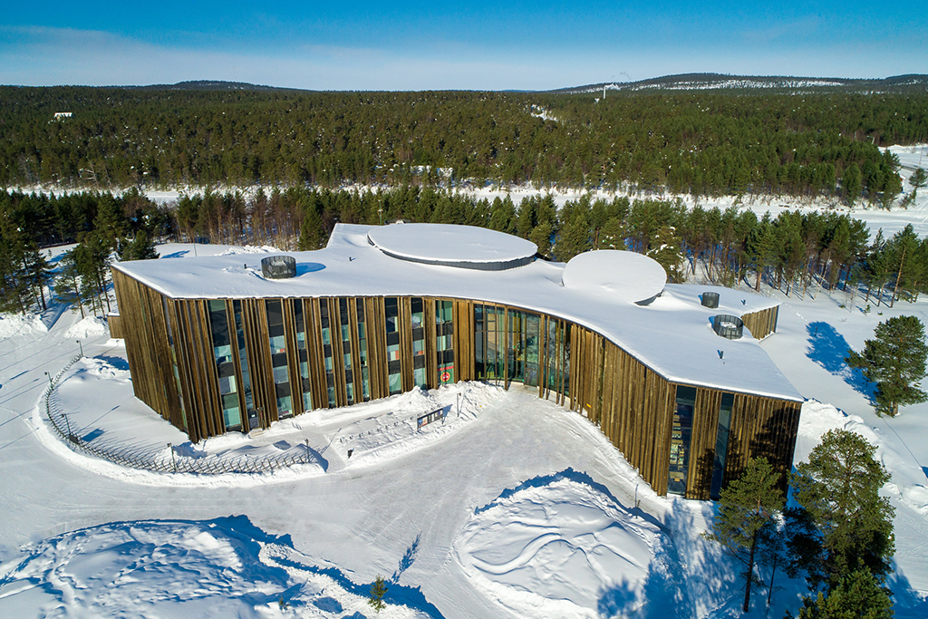 Kuvassa on saamelaiskulttuurikeskus Sajos Inarissa.