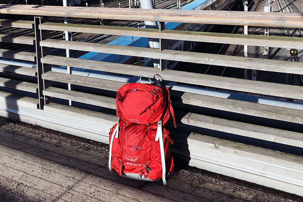 Kuvassa on Diakonissalaitoksen Tukialus-hankkeen työntekijän reppu nojaamassa rautatien ylityssillan kaidetta vasten.
