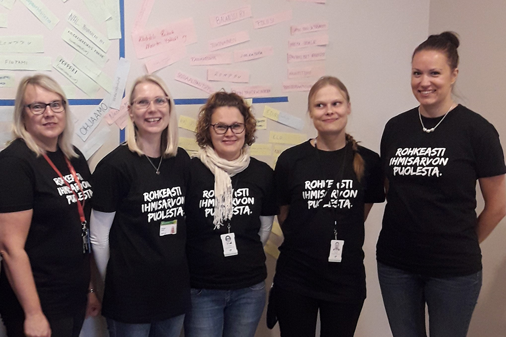 Kuvassa on viisi Yhdessä osallisuuteen -hankkeen valmentajaa Rovaniemeltä.