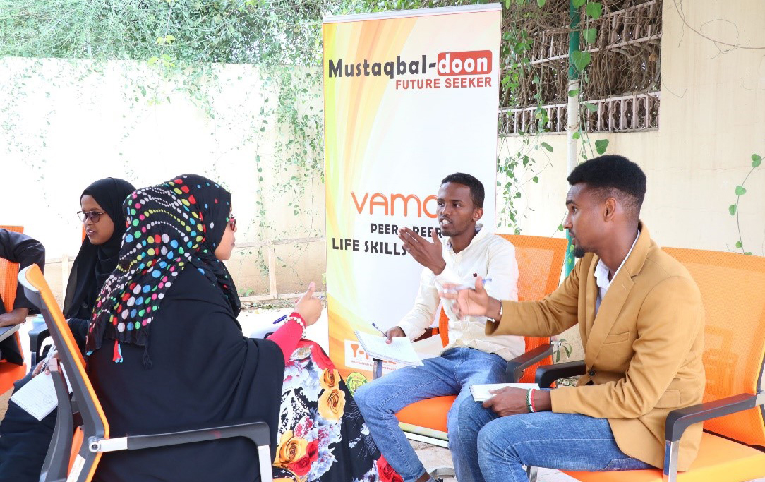 Pohjoissomalialaisia nuoria ryhmäkeskustelu Vamos-valmennuksessa Hargeisassa