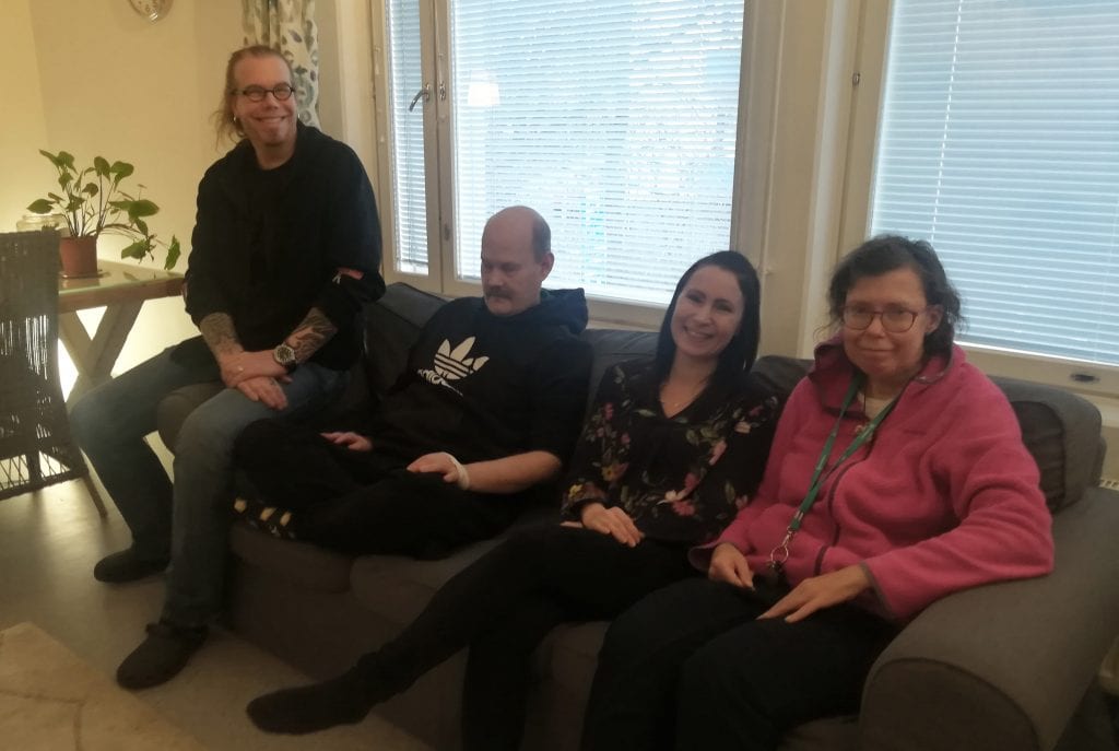 Jarkko, Roni, Milla ja Laura Paljerinteen yhteisessä oleskelutilassa.