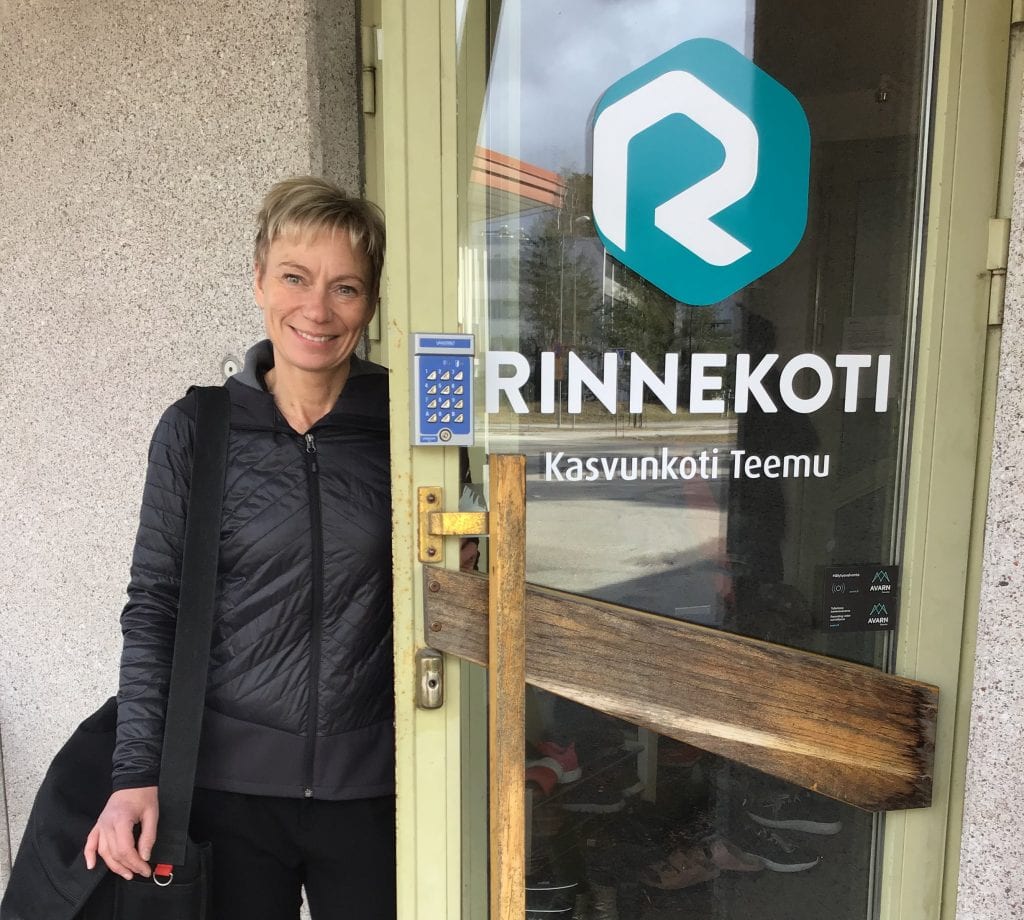 Tuire Mikkonen-Kalpio nojaa Kasvunkoti Teemun ulko-oveen
