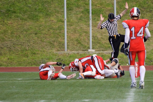 June 20, 2015 / Yaroslavl, Russia / Rebels defense stopping the rush near the endzone / © First&Goal (firstandgoal.ru) / Yuriy Marin