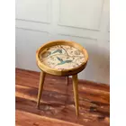 Mesa de madera hecha a mano de color rosa.