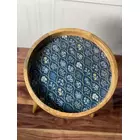 Mesa con estampado azul y blanco