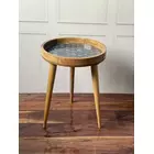 Mesa con estampado azul y blanco