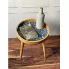 Mesa con estampado azul y blanco
