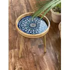 Mesa de madera con estampado azul y blanco