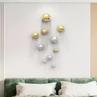 Arte de pared de metal Divine Sphera - Esferas doradas y plateadas