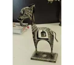 Metallelefantshower med hängande klocka