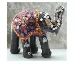 Fil Biblo-stil dekorerad elefantfigur med svarta och röda accenter