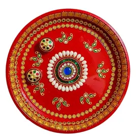 Hermoso thali puja de acero pintado a mano en rojo y decorado con adornos blancos, verdes y azules.