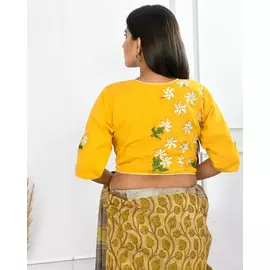 Blusa de algodón con mangas cortas bordadas Parijat de The Saffron Saga en color amarillo