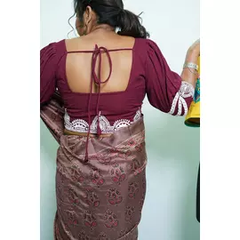 Blusa de algodón con bordados de Alpona y mangas cortas de The Saffron Saga en color vino granate