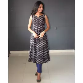 Anokhi Svart Ajrakh Print Kalidar Cotton Kurtis för kvinnor