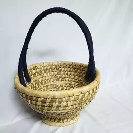 Cesta de frutas ecológica hecha con hierba sabai