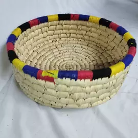 Cesta de regalo abierta multicolor de Sabai Grass