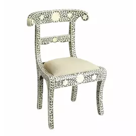 Silla con incrustaciones de hueso