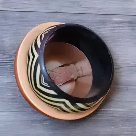 Träemaljerad armring svart färg