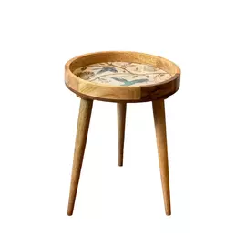 Mesa de madera hecha a mano de color rosa.