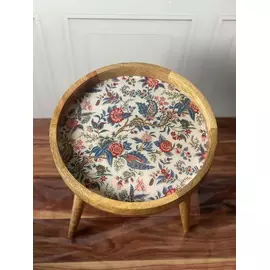 Mesa de madera con estampado floral multicolor