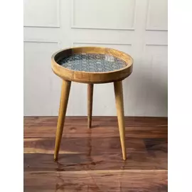 Mesa con estampado azul y blanco