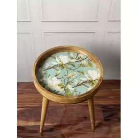 Mesa de madera con estampado floral