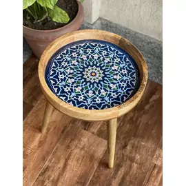 Mesa de madera con estampado azul y blanco
