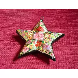 Estrella colgante de Navidad hecha con papel maché