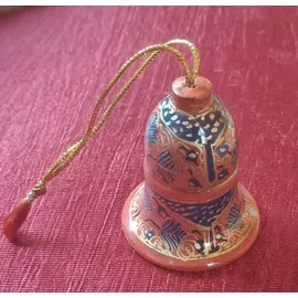 Campana colgante de Navidad de color naranja hecha con papel maché