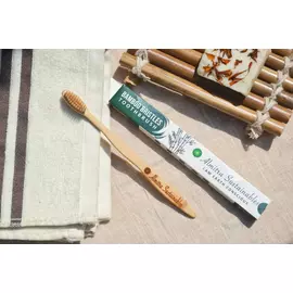 Cepillo de dientes de bambú orgánico con carbón vegetal para blanquear y mejorar la higiene bucal.