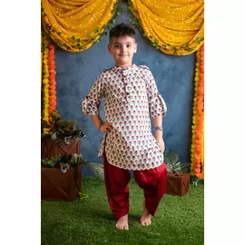Conjunto de traje Pathani con estampado de bloques de algodón blanco y rojo para niño