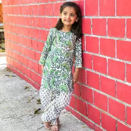 Conjunto Dhoti Kurta con estampado de bloques de algodón verde y blanco para niñas