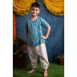 Conjunto de kurta angrakha de algodón con estampado de bloques en azul y blanco y pantalón harén para niños de 3 a 4 años