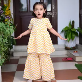 Conjunto de kurta sharara de algodón con estampado de chevron amarillo y bordado de gota para niñas