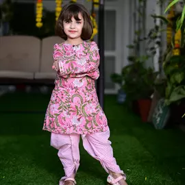 Conjunto Dhoti Kurta de algodón con estampado de bloques en color rosa helado para niñas (3-4 años)