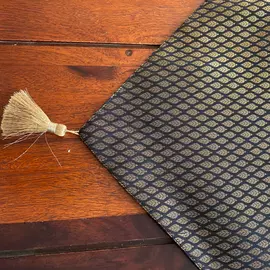 Tischläufer aus korallenroter Slub-Baumwolle, 150 x 30 cm, mitternachtsschwarz-weiße Stickerei