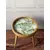 Mesa de madera con estampado floral