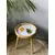 Mesa de madera con estampado de hojas verdes y amarillas