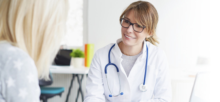Ärztin spricht mit Patientin.