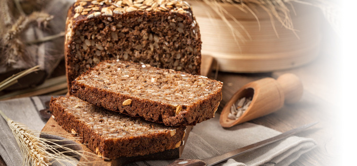 In Scheiben geschnittenes Vollkornbrot.