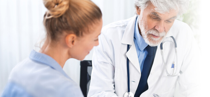 Arzt spricht mit Patientin.