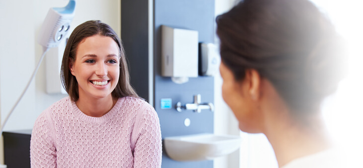 Zwei Frauen in einem Krankenhauszimmer.